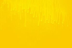 rostig gul metall abstrakt bakgrund. textur av ett gammal tallrik med droppande färgade knäckt måla foto