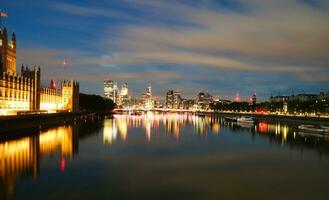 skön antal fot av upplyst flod thames på London öga från westminster, stor ben klocka torn på efter solnedgång natt. England bra Storbritannien, antal fot var fångad på aug 02:a, 2023 foto