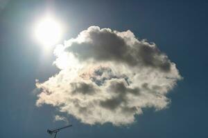 dramatisk moln och himmel över de luton stad av England Storbritannien. foto