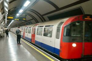 underbar låg vinkel se av brittiskt tåg och underjordisk metro järnväg plattform på hyde parkera central London stad av England bra Storbritannien, antal fot var fångad på aug 02:a, 2023 foto