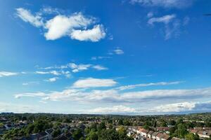 dramatisk moln och himmel över de luton stad av England Storbritannien. foto