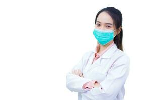 asiatisk professionell ung kvinna läkare stående bär vit labb täcka och stetoskop i kontor på sjukhus. medan arbetssätt isolerat på vit bakgrund. foto
