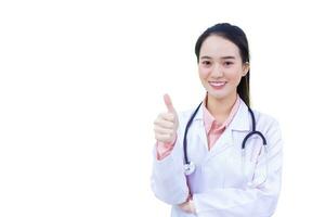 ung professionell asiatisk kvinna läkare vem bär medicinsk enhetlig är som visar hand som dunk upp medan arbetssätt isolerat på vit bakgrund. foto