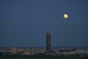 de måne tänds de himmel av Sevilla, horisont av Sevilla, giralda och pelli torn foto