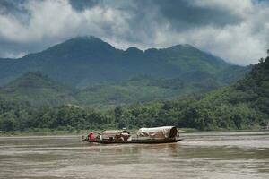 inhemsk båt segling i maekong flod luang prabang nordlig av laos foto