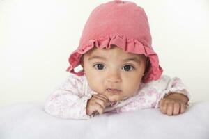 porträtt av en skön fyra månader bebis flicka foto