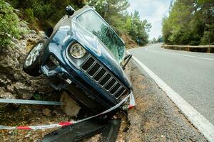 ett skadade jeep Sammanträde på de axel följande en allvarlig olycka på en berg väg i mallorca, Spanien foto