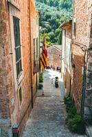 se av en medeltida gata i de gammal stad av de pittoresk spansk stil by fornalutx, mallorca eller mallorca ö foto