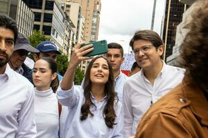 Bogota, colombia, 16 augusti 2023. senator miguel uribe turbay på de Mars be för gustavo petro anklagelse. fredlig protest. la marcha de la mayoria. foto