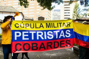 Bogota, colombia, 16 augusti 2023. Mars be för gustavo petro anklagelse. fredlig protest Mars i bogota colombia mot de regering av gustavo petro kallad la marcha de la mayoria. foto