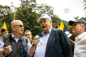 dr. jose abuchaibe på de Mars be för gustavo petro anklagelse. fredlig protest Mars mot de regering av gustavo petro kallad la marcha de la mayoria. foto