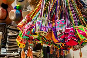 gata sälja av handgjord traditionell wayuu påsar i cartagena de Indien foto