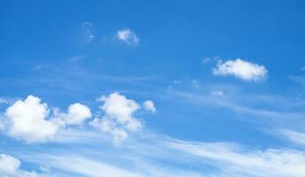 skön blå himmel och vit stackmoln moln abstrakt bakgrund. clouds bakgrund. blå himmel och fluffig vit moln på solig dagar. skön blå himmel. värld ozon dag. ozon lager. sommar himmel. foto