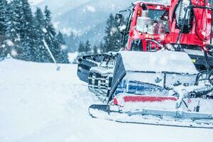 röd ratrac snowcat på arbete på på de åka skidor backe foto