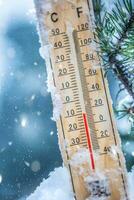 termometer på snö visar låg temperaturer i celsius eller farenheit foto