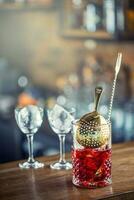 manhattan cocktail dryck dekorerad på bar disken i pub eller restaurang. foto