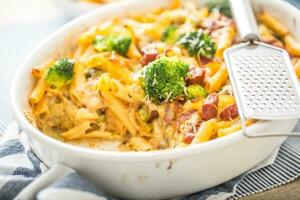 bakad pasta penne med broccoli rökt fläsk nacke mozzarela ost och annat Ingredienser foto