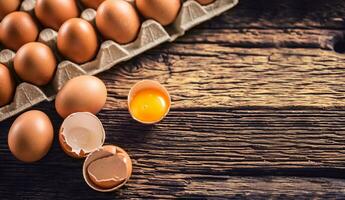 färsk rå ägg på rustik trä- tabell - topp av se foto