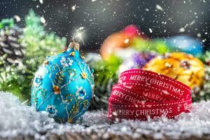 jul tid. lyx gyllene lila blå jul boll och dekoration.röd band med text Lycklig jul foto