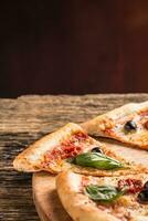 pizza. gott färsk italiensk pizza eras på gammal trä- tabell foto