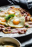 närbild rostad bacon och ägg med örter. foto