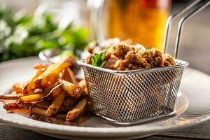 friterad panerad kyckling nuggets med pommes frites eras på en tallrik foto