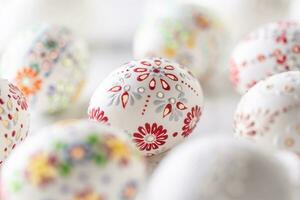 vit påsk ägg hand målad med ornament foto