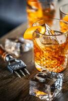 gammal fashioned klassisk rom cocktail på is med orange krydda garnering foto