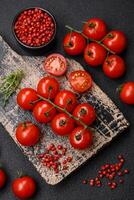 utsökt färsk körsbär tomater på de grenar som ett ingrediens för matlagning en vegetarian maträtt foto