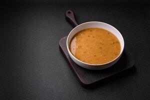 utsökt färsk vegetabiliska soppa med morötter, paprika, potatisar och lök foto