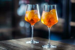 aperol spritz dryck på bar disken i pub eller restaurang foto