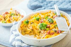 bakad pasta penne med broccoli rökt fläsk nacke mozzarela ost och annat Ingredienser foto