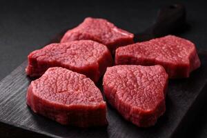 saftig färsk rå nötkött kött med salt, kryddor och örter foto