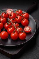 utsökt färsk körsbär tomater på de grenar som ett ingrediens för matlagning en vegetarian maträtt foto