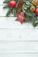 jul dekoration stjärna bollar kvistar tall kon på trä- bakgrund - topp av se foto