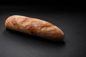 franska baguette bröd på en mörk texturerad betong bakgrund foto