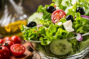 sallad sallad med tomater lök ost och oliver foto