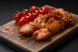 utsökt färsk, saftig kyckling eller fläsk kebab på grillspett med salt och kryddor foto