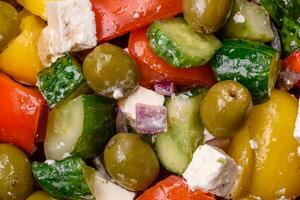 utsökt färsk, saftig grekisk sallad med fetaost ost, oliver, tomater, gurka foto