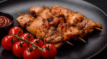 utsökt färsk, saftig kyckling eller fläsk kebab på grillspett med salt och kryddor foto