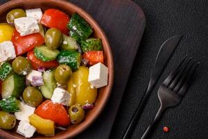 utsökt färsk, saftig grekisk sallad med fetaost ost, oliver, tomater, gurka foto