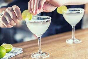 margarita. margatita alkoholhaltig cocktail dryck på bardisk i pub eller restaurang foto