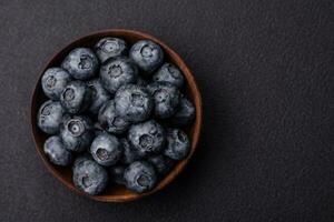utsökt färsk ljuv blåbär i en keramisk skål. vegan mat foto