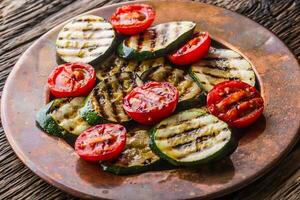 griledl säsong- vegetabiliska tomater och zucchini. grill mat foto