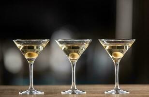 torr Martini kort dryck cocktail med gin, torr vermouth och ett oliv garnering foto