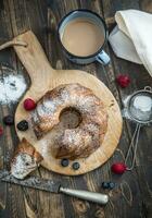 kaka. marmor kaka kopp av kaffe pulver socker kök årgång redskap och färsk frukt bär foto