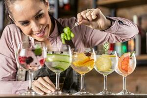 bartender gör sommar uppfriskande gin tonic cocktails på en bar foto