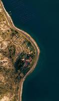 kloster av banja vid stranden av Kotor Bay, Adriatiska havet, mellan städerna Risan och Perast, i Montenegro. skjuta uppifrån med drönare. foto