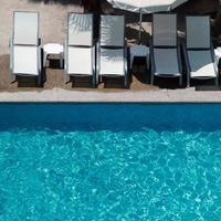 bakgrund för sommarsemester och hotell med pool foto