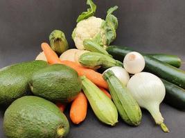 olika färska grönsaker av naturligt ursprung för att laga vegetarisk mat foto